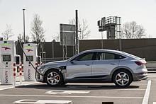 Audi e-tron lädt mit maximaler Ladeleistung von bis zu 150 kW über weiten Bereich des Ladevorgangs 